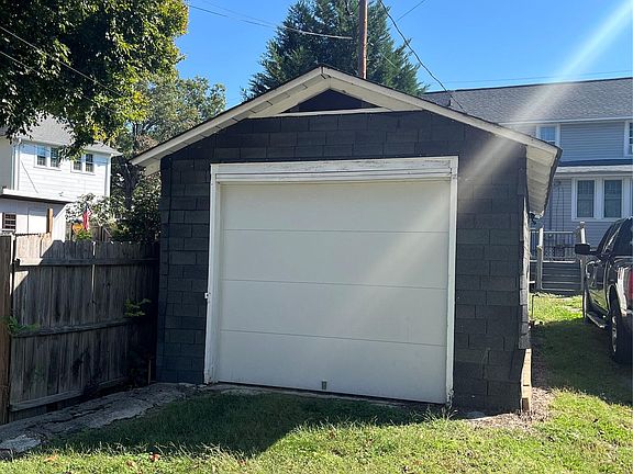 4th image of 90 Maple St