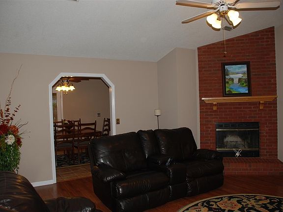 4th image of 203 Kingston Dr