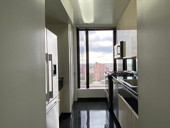 4th image of 525 E 72nd St APT 19E