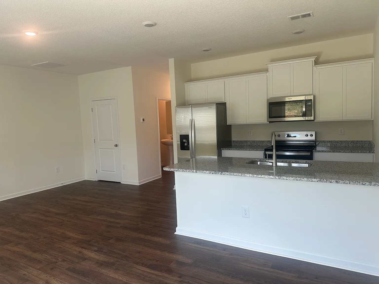 3 bed, 2.5 bath, 1400 sqft, $1,900 — Photo 4