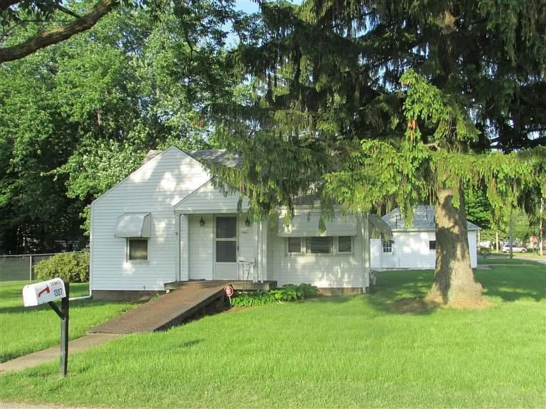 1307 Andrew Ave photo 1