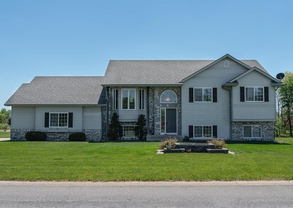 1st image of 1712 149th Ln NE