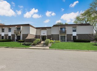 7353 Blackburn Ave APT 104, Downers Grove, IL 60516