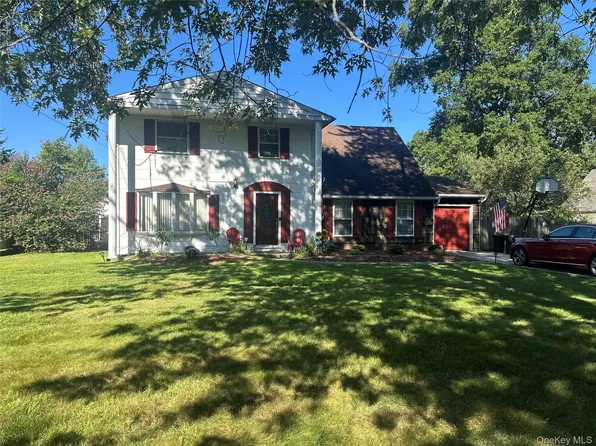 82 Chestnut Street, Mount Sinai, NY 11766