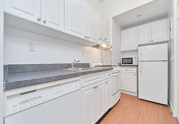 3rd image of 25 E 38th St APT 5R