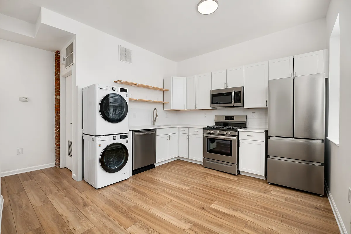 Building Photo - 3401 Butler St #R2