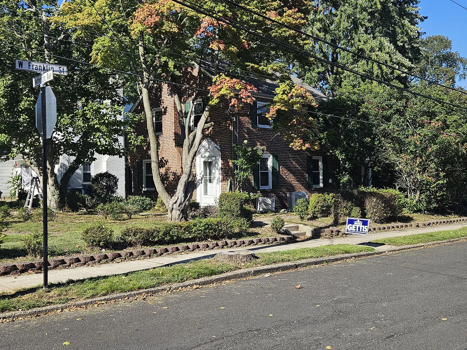 3 bed, 1.5 bath, 1922 sqft, $2,300 — Photo 2
