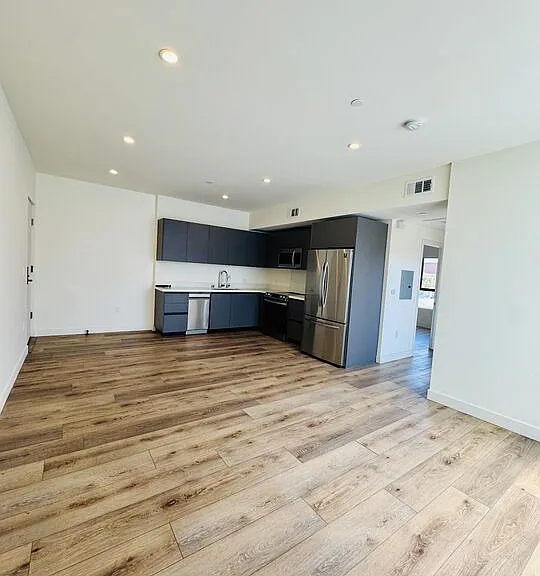 919 S Harvard Blvd #402 — Photo 1