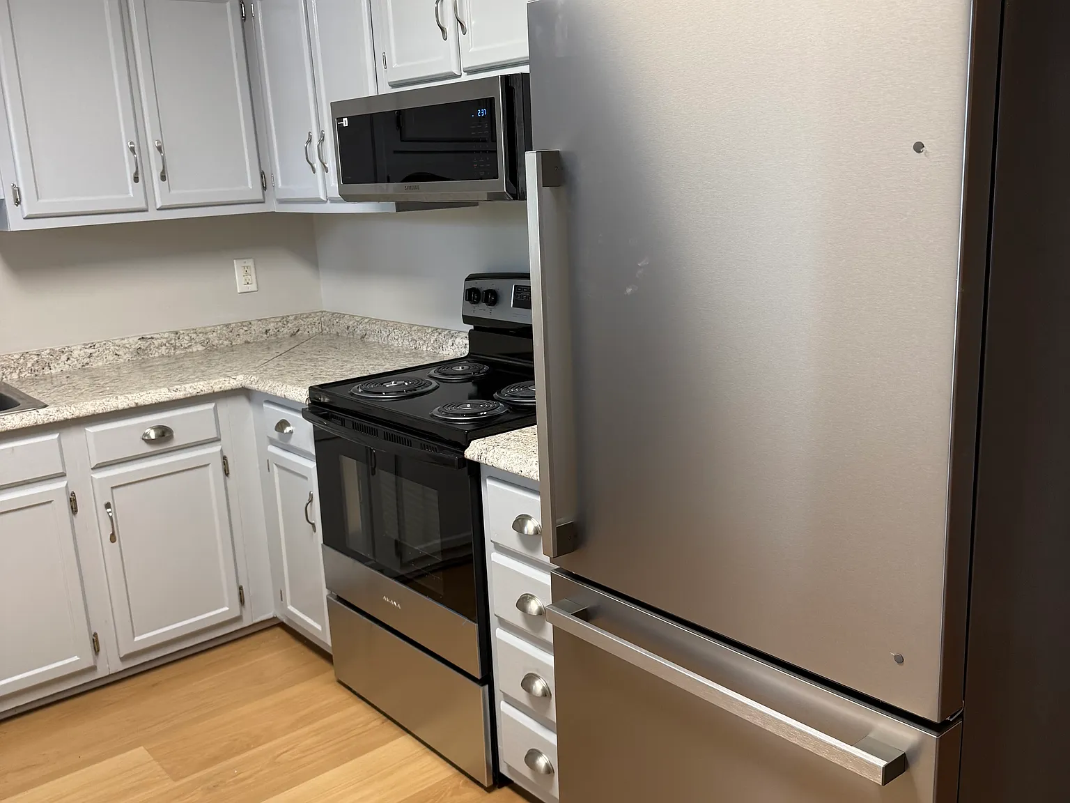 3 bed, 2.5 bath, 1408 sqft, $1,579 — Photo 3