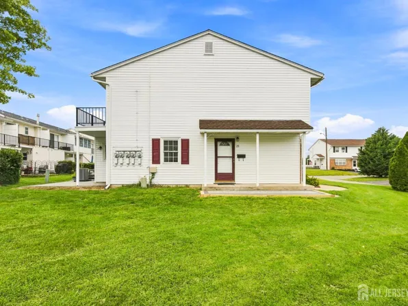 21 Iowa Ct, Matawan, NJ 07747