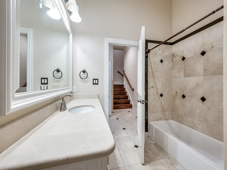 736 Rockingham Dr — Photo 4