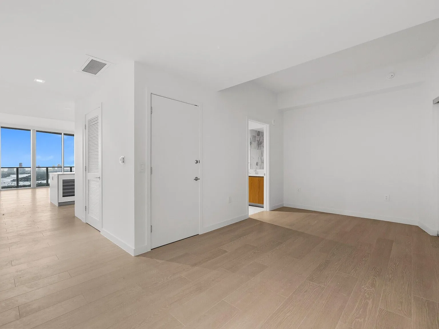 2 bed, 3.0 bath, 1819 sqft, $9,900 — Photo 2
