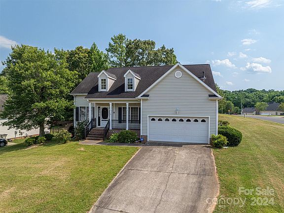 3rd image of 1202 Laurel Woods Dr