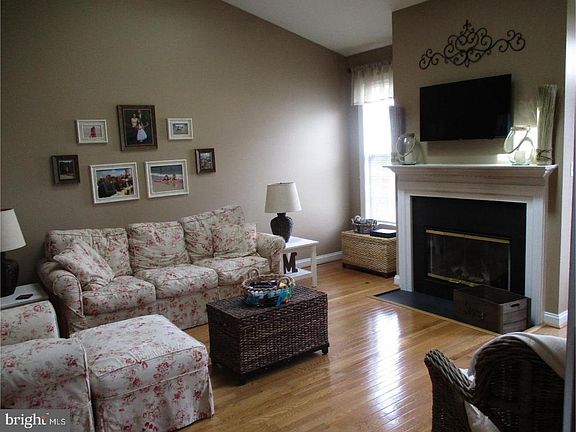 2nd image of 113 Oak Ln
