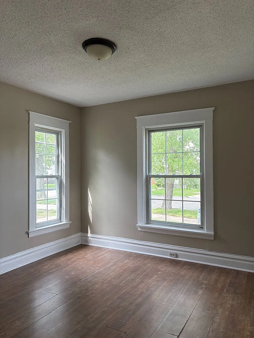 Spacious 3 Bedroom Southside Holland — Photo 3