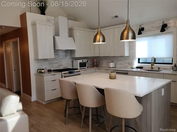 26514 Barrington St, Madison Heights, MI 48071
