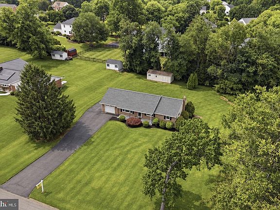 2nd image of 527 Stratford Rd