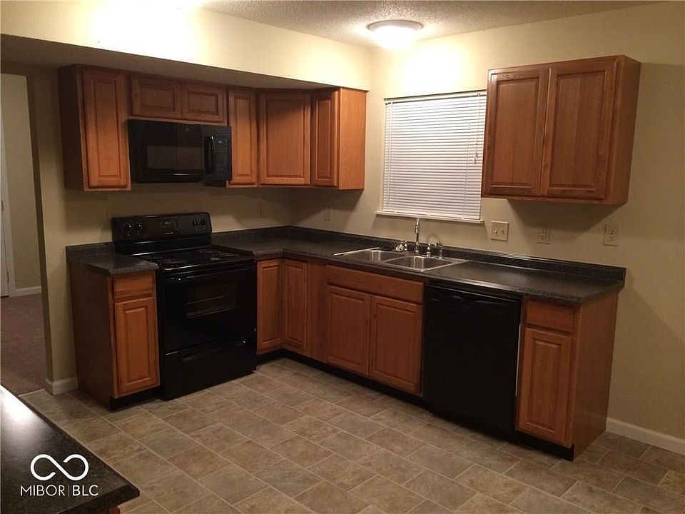 2nd image of 5917 Rolling Bluff Ln