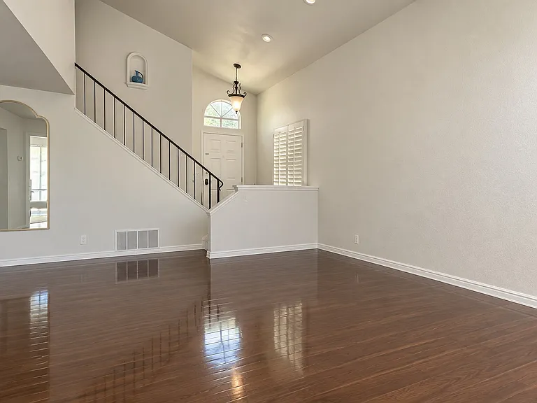1217 Oak Creek Rd — Photo 2