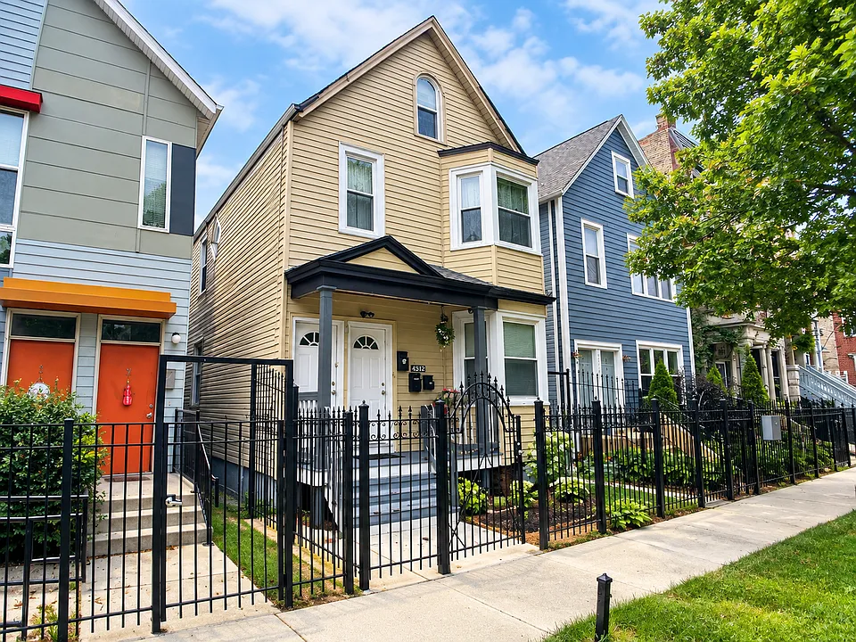 3572 W Dickens Ave #1
