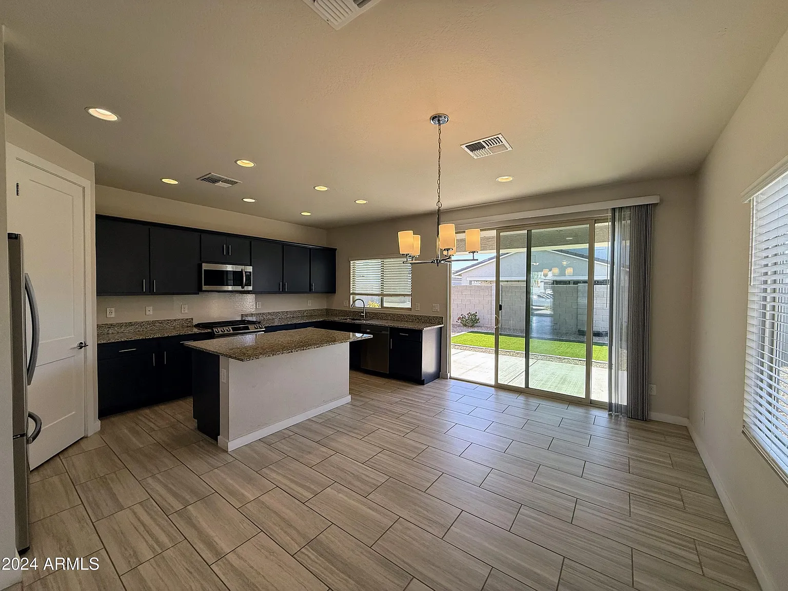 4 bed, 2033 sqft, $2,000 — Photo 4