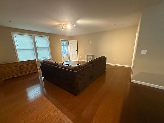 4th image of 49 Chelsea St APT 2