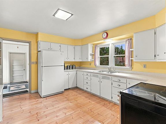 5th image of 3296 V Ave