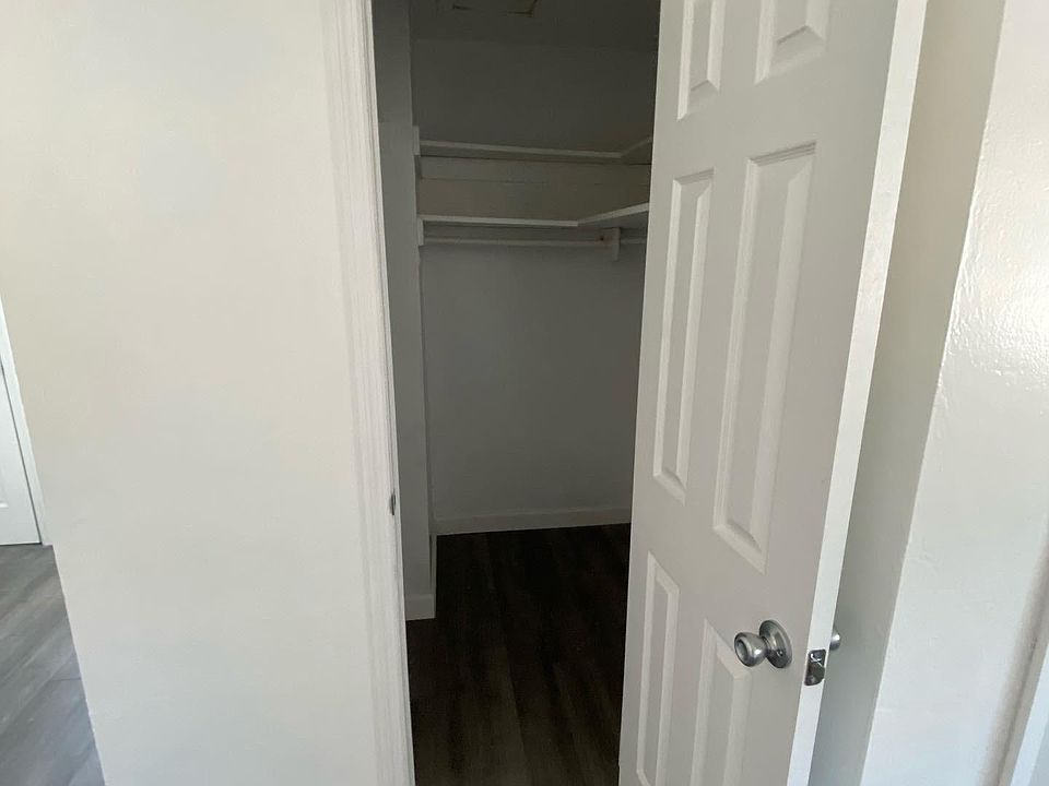 1st image of 999 NE 40th St #1
