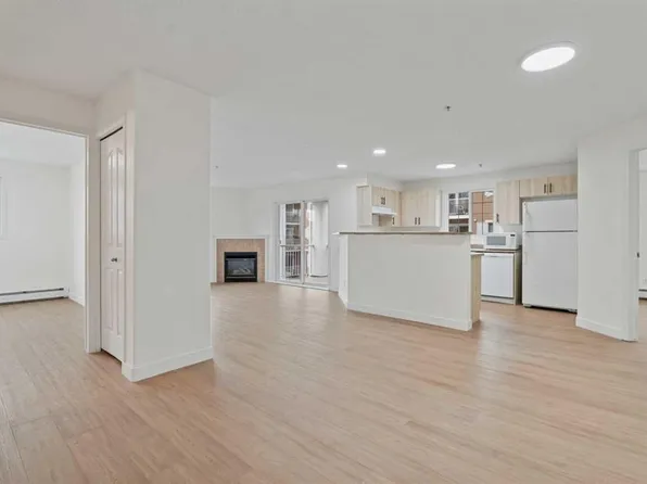 10 W Prestwick Bay SE #3325, Calgary, AB T2Z 0B3