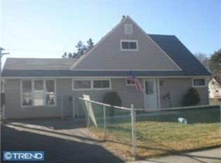 61 Apricot Ln, Levittown, PA 19055