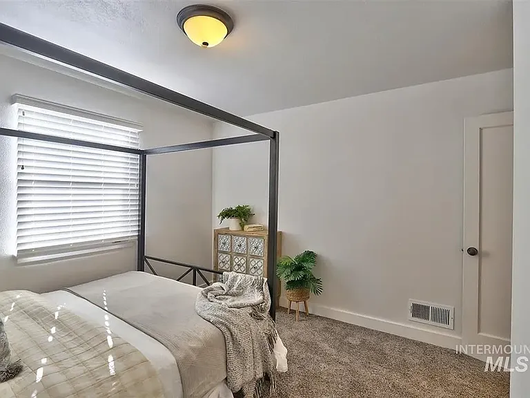 2316 W Kootenai St — Photo 4