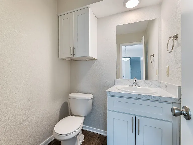 210 W Lake Dr — Photo 4