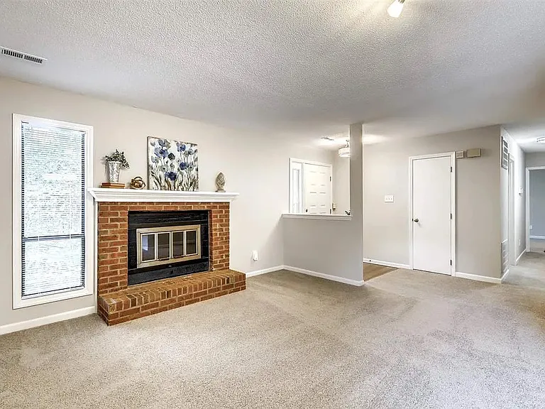 224 Clancy Cir — Photo 5