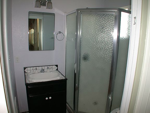 Bath with shower/tile floor 