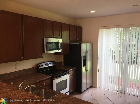 1925 NW 79th Ter, Pembroke Pines, FL 33024