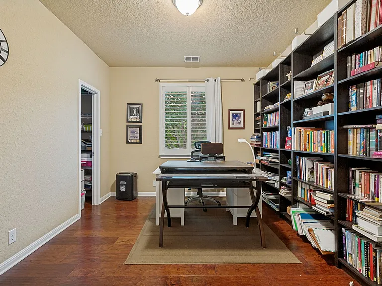 10539 Alcantara — Photo 15