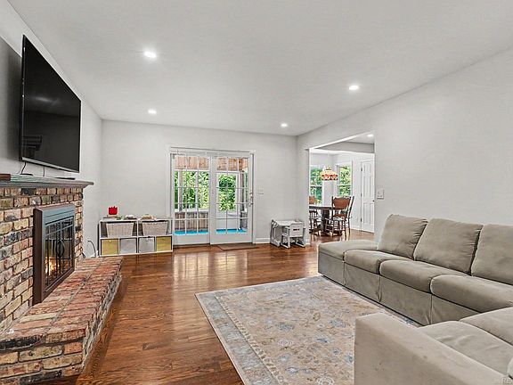 4th image of 3229 Delevan Dr