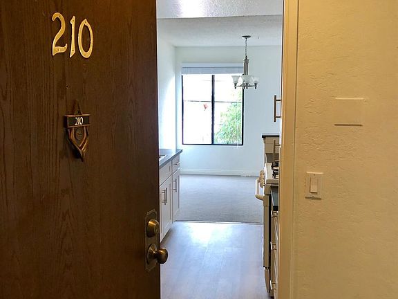 3rd image of 510 N Maryland Ave Unit 210