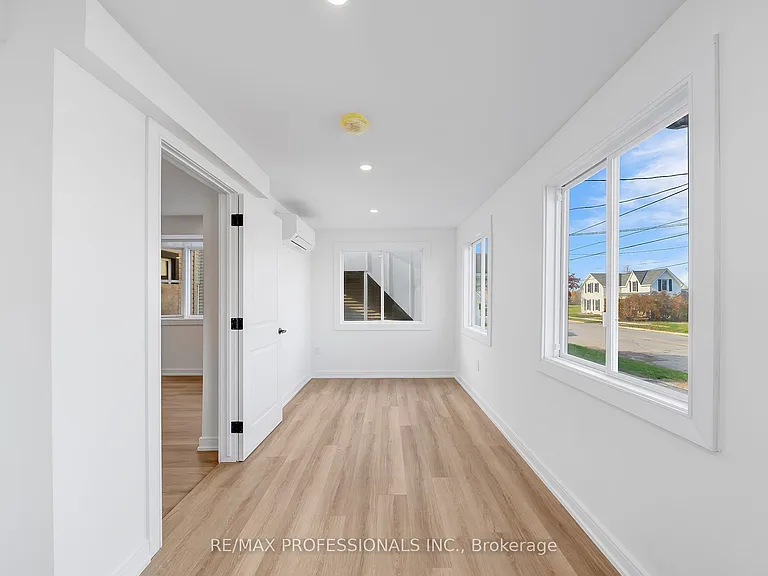 27 Oakdale Ave #B — Photo 10