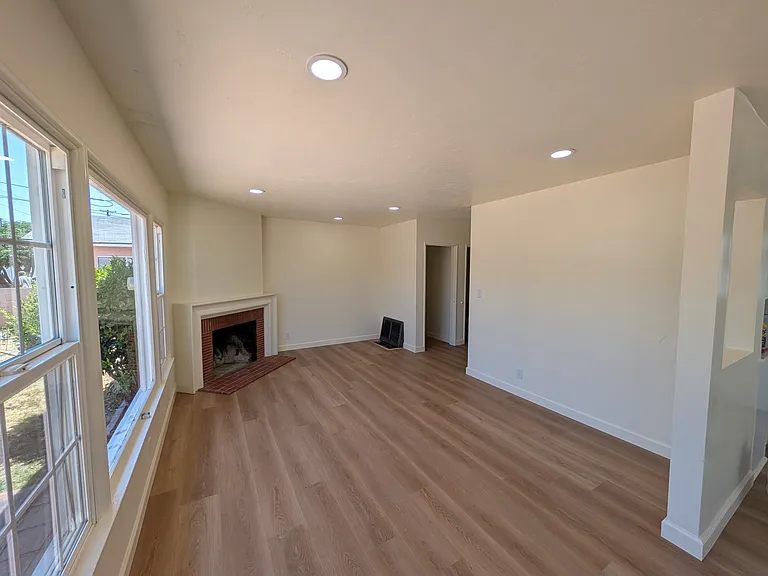 469 E Bonita Ave — Photo 2