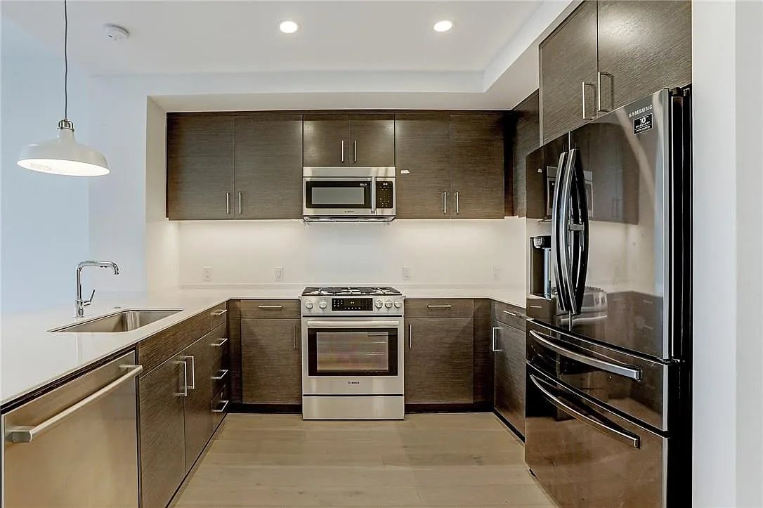 1 bed, 1.0 bath, 698 sqft, $3,600 — Photo 3