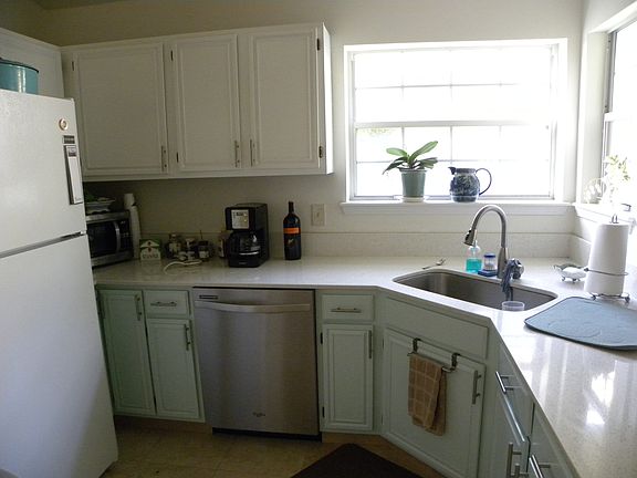 5th image of 208 Charlemagne Cir