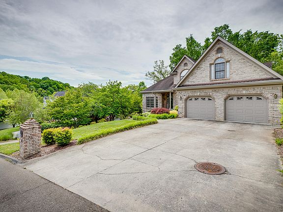 3rd image of 1061 Sussex Dr