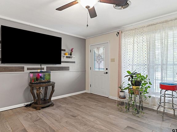 3rd image of 810 Caddo St