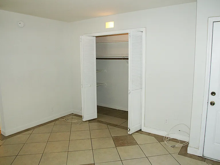 2031 SE 5th St #6 — Photo 8