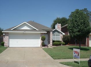 1363 Honeysuckle Ln, Lewisville, TX 75077
