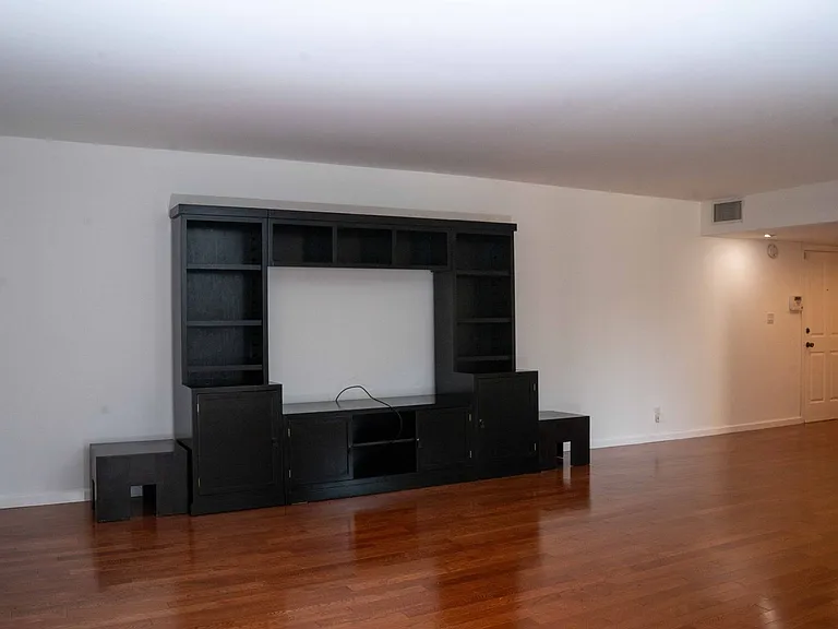 4521 Colbath Ave #103 — Photo 2