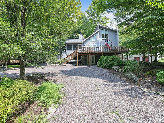 Large driveway with plenty of parking