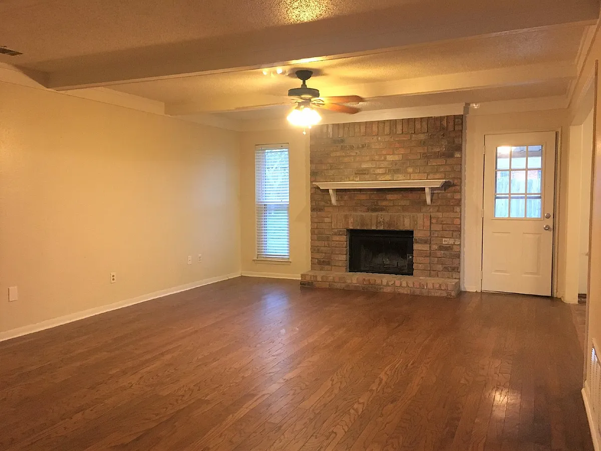 Building Photo - 606 Circle Creek Dr