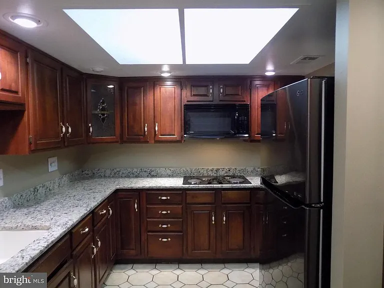 702 Towne Center Dr — Photo 7